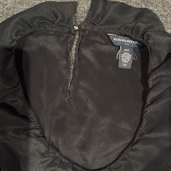 Elegant Black Silk Ruffled Sleeveless Top - Picture 4 of 4